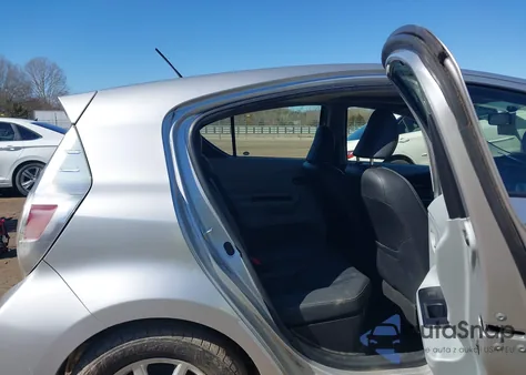 2013 Toyota Prius C Four z USA, uszkodzony, nr VIN JTDKDTB35D1053850